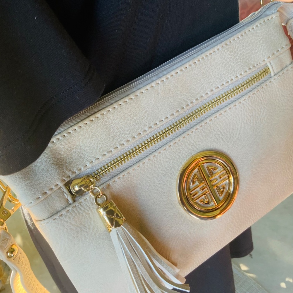 Cream CROSSBODY w/MEDALLION / MESSENGER BAG⭐️ LIGHT WEIGHT- NEW CONDITION w/Tag - Picture 5 of 12